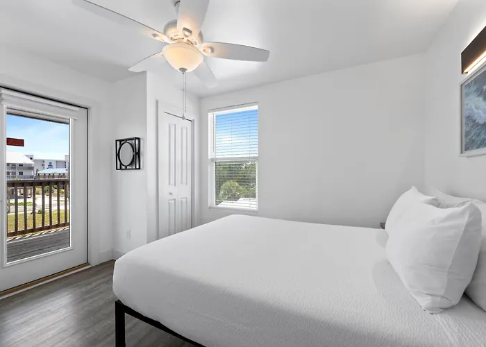Full Duplex, Includes Both Sides W/ Private Pool Steps From Holiday home *