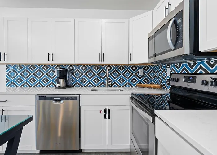 Full Duplex, Includes Both Sides W/ Private Pool Steps From Holiday home