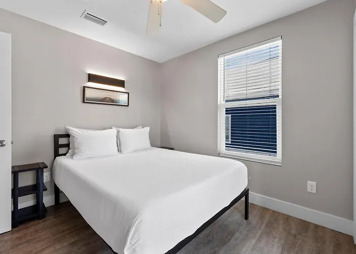 Full Duplex, Includes Both Sides W/ Private Pool Steps From Holiday home *