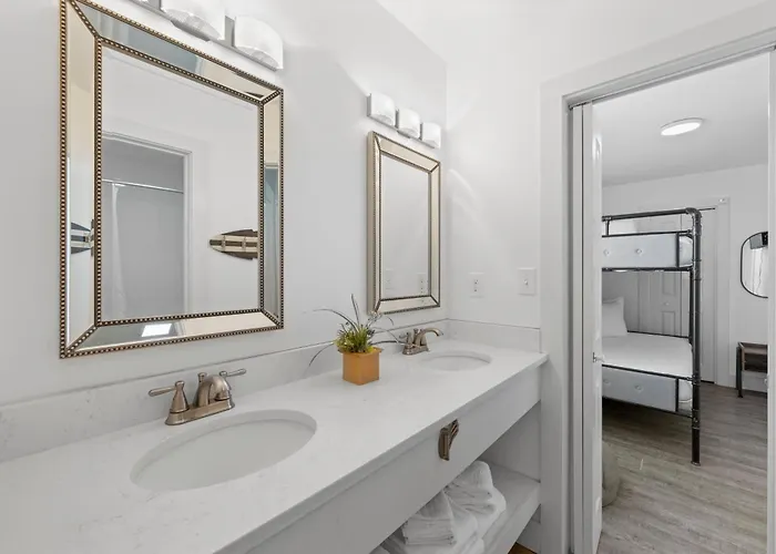 Full Duplex, Includes Both Sides W/ Private Pool Steps From Holiday home *