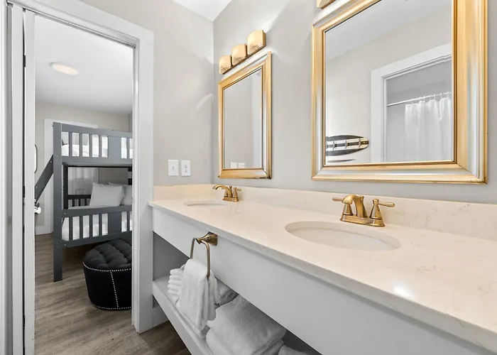 Full Duplex, Includes Both Sides W/ Private Pool Steps From Holiday home