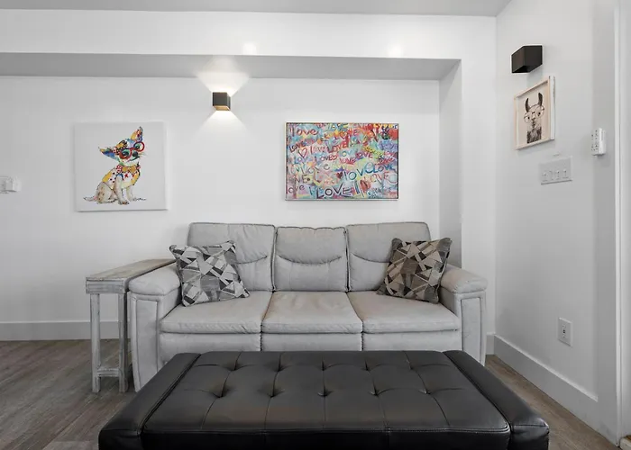 Full Duplex, Includes Both Sides W/ Private Pool Steps From Holiday home