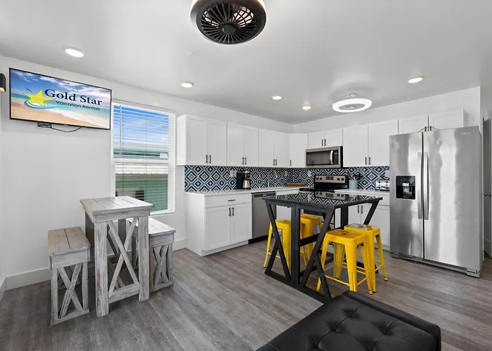 Full Duplex, Includes Both Sides W/ Private Pool Steps From Holiday home *
