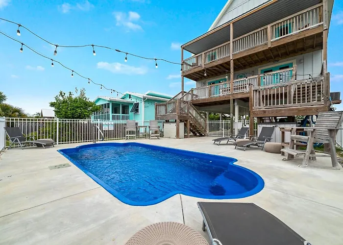 Full Duplex, Includes Both Sides W/ Private Pool Steps From Holiday home *